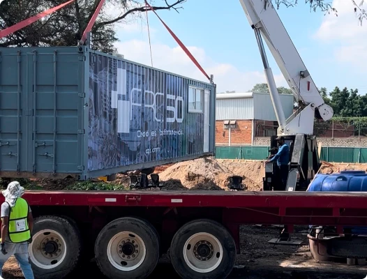 Trabajadores puliendo piso de concreto