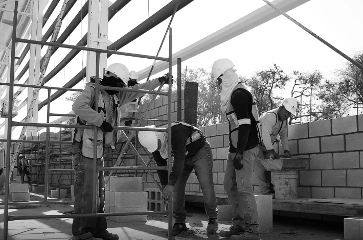 Obreros infraestructura sostenible